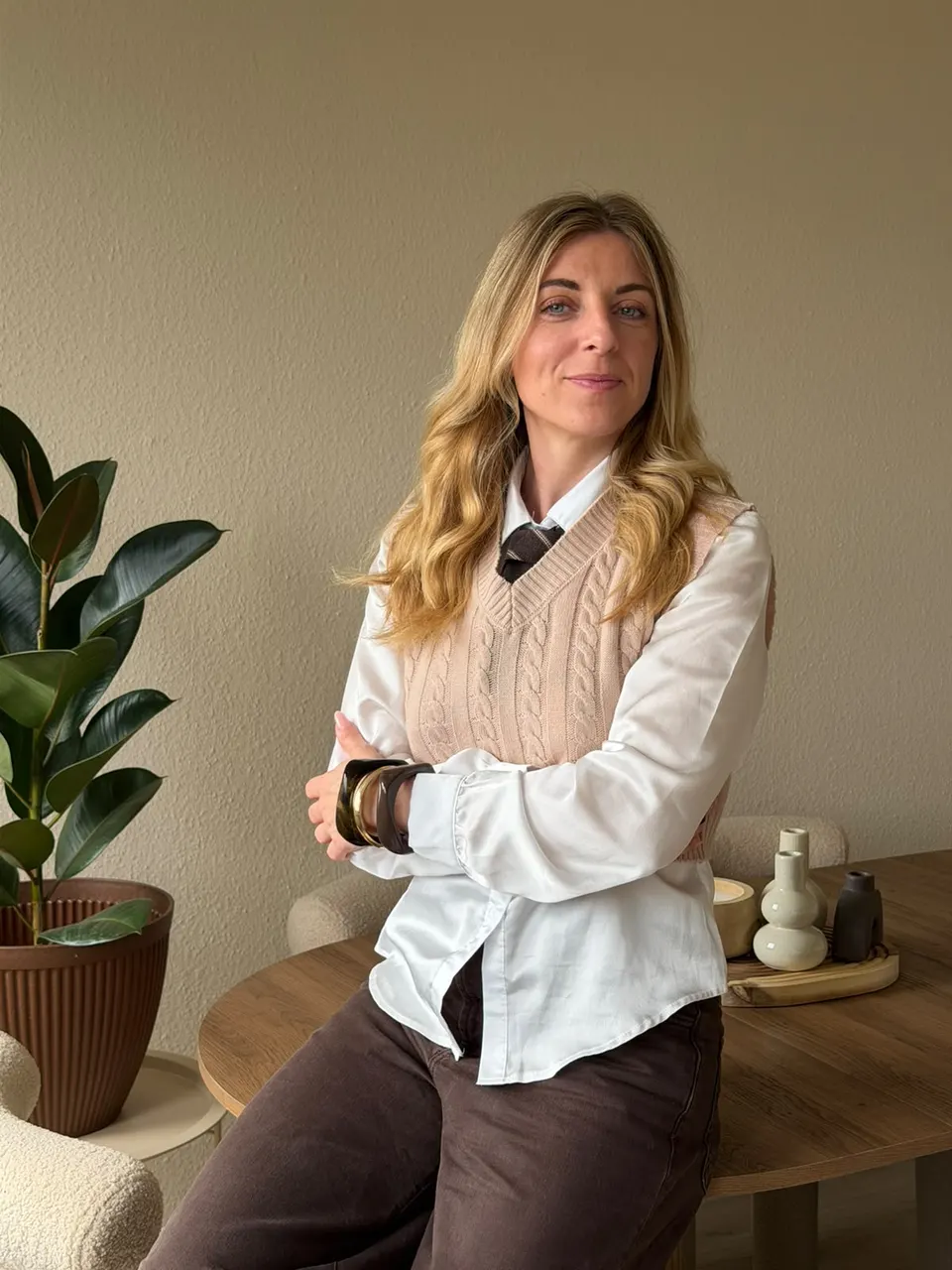 Mélanie Garau, bras croisés, dans les locaux du centre de formation ORA